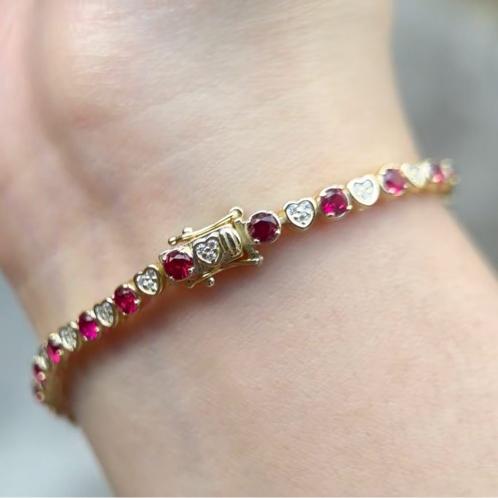 Elegant Red rubies and diamond in Gold Bracelet with Timeless Charm
